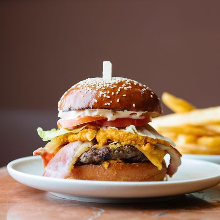 Pan Pacific Perth Hotell Exteriör bild A burger with fries