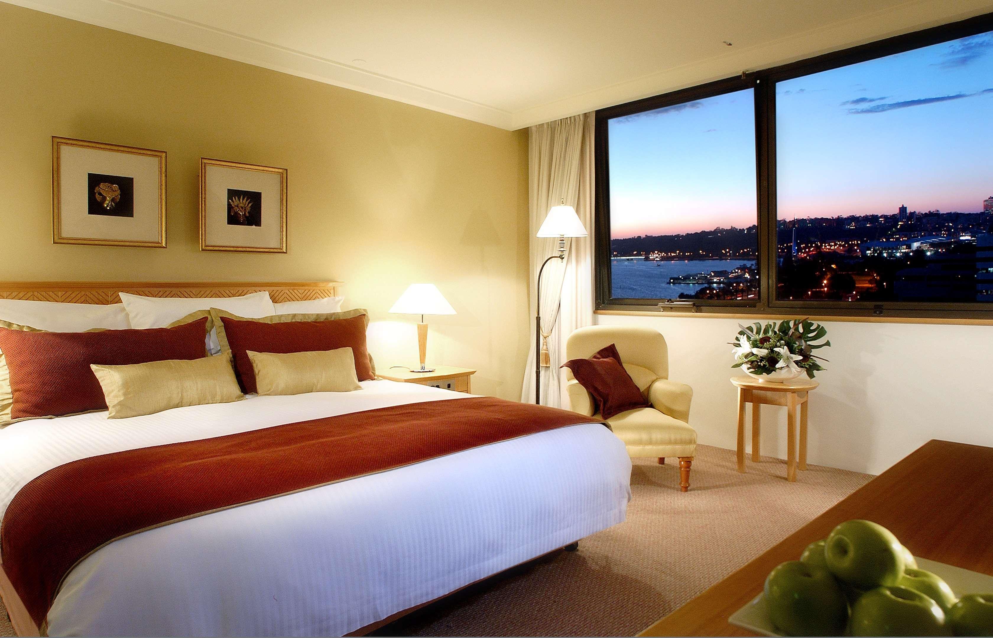 Pan Pacific Perth Hotell Exteriör bild A bedroom in a hotel