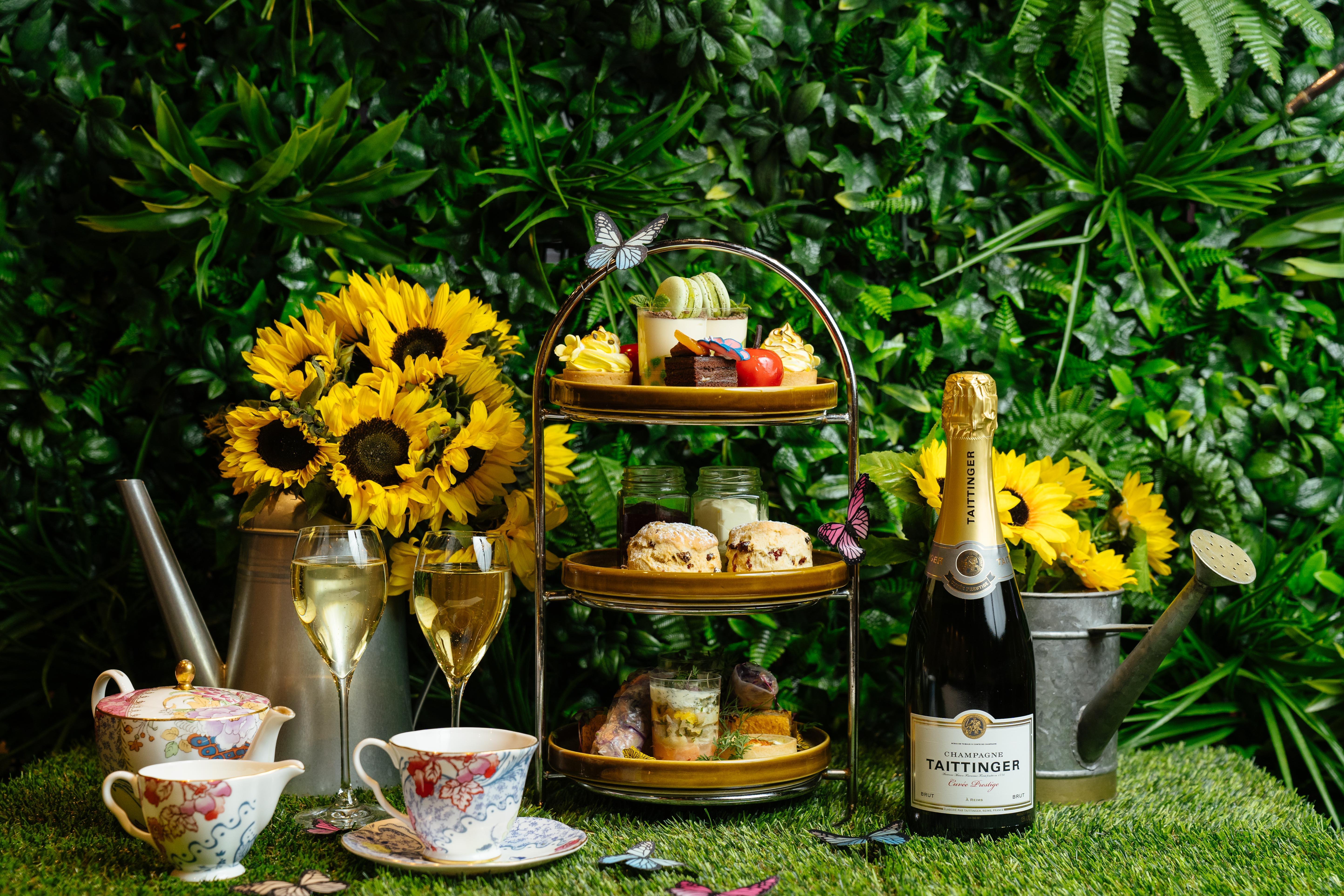 Pan Pacific Perth Hotell Exteriör bild Afternoon tea at The Ivy, St John's Wood