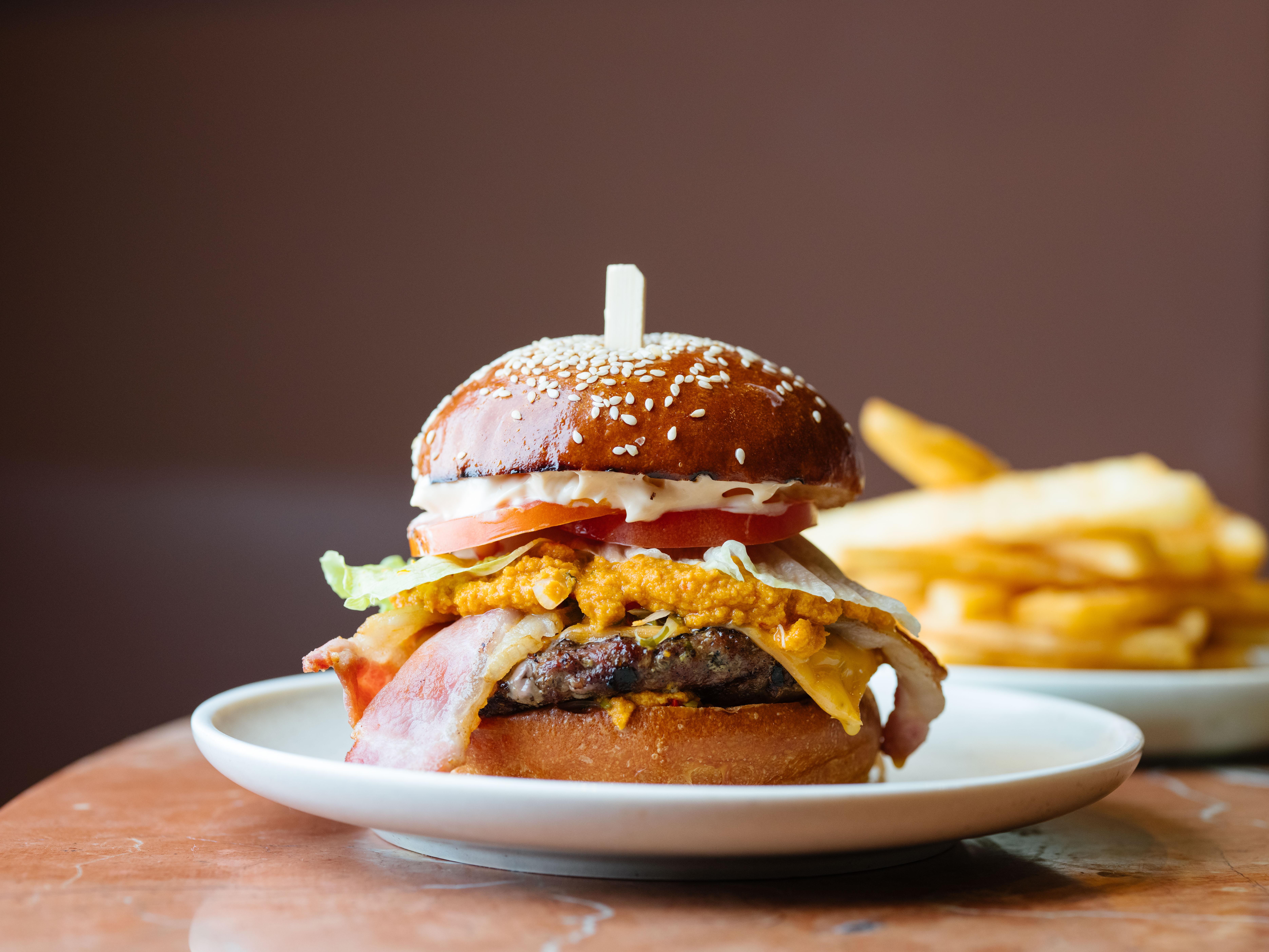 Pan Pacific Perth Hotell Exteriör bild A burger with fries