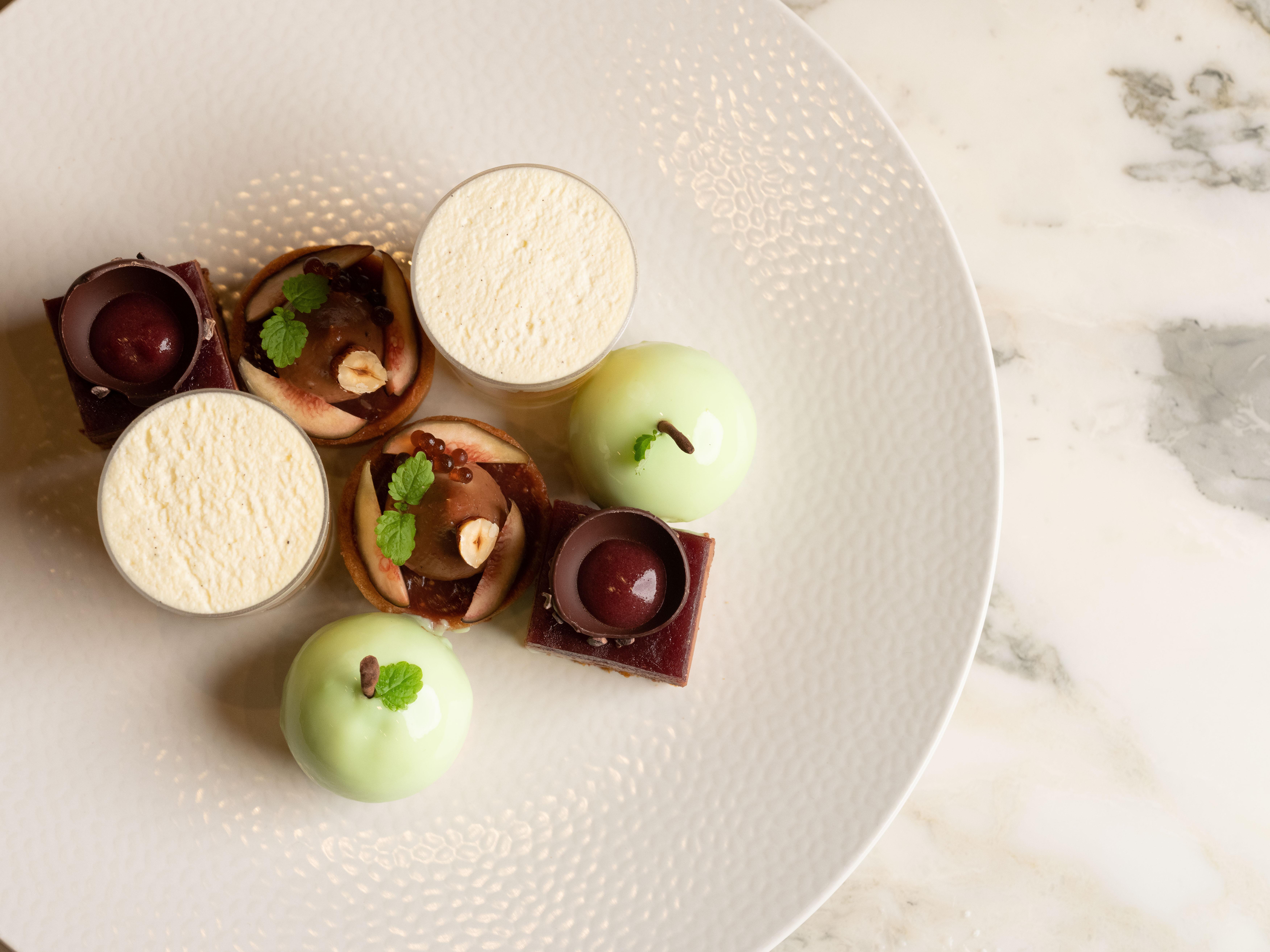 Pan Pacific Perth Hotell Exteriör bild A selection of petits fours