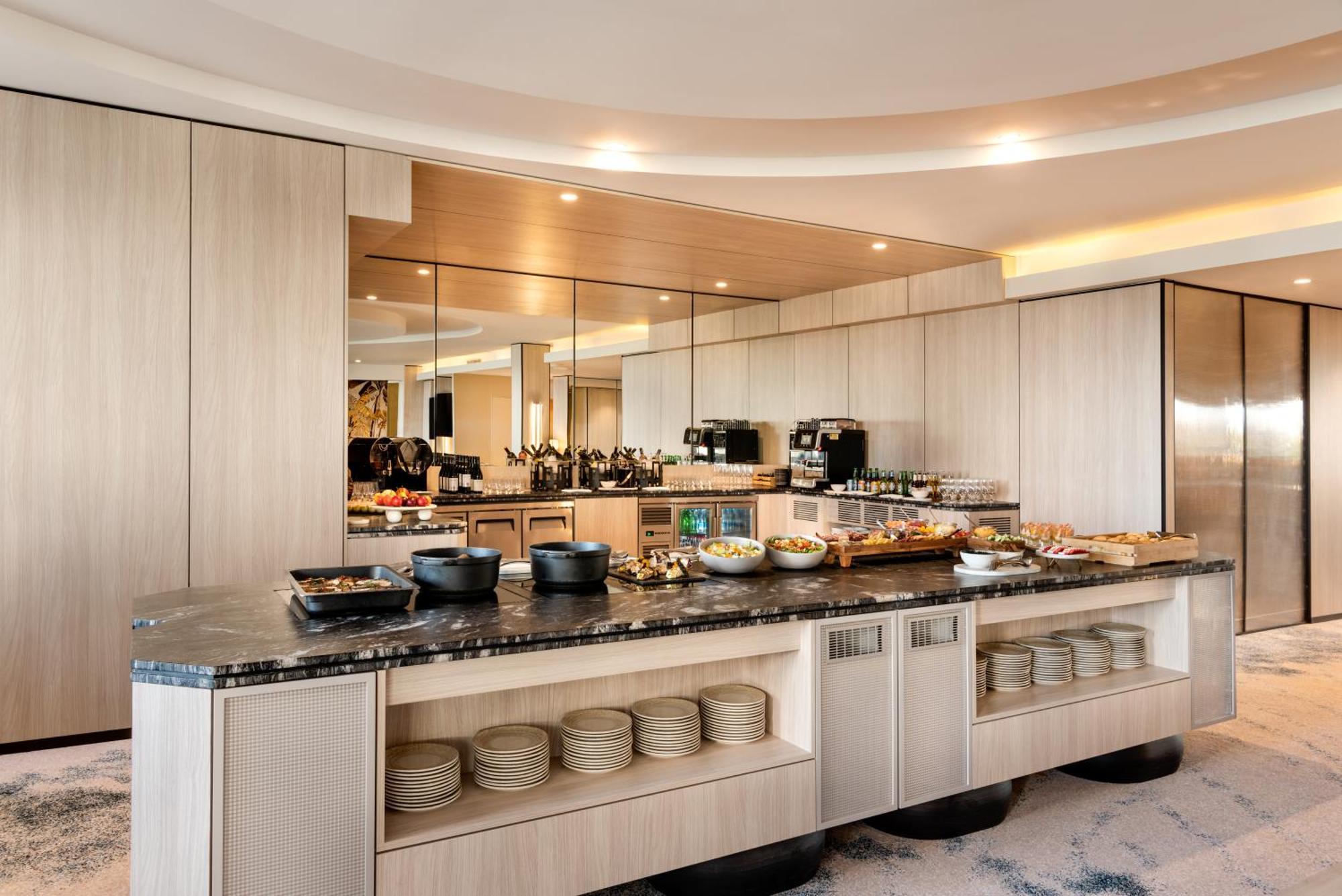Pan Pacific Perth Hotell Exteriör bild The Club lounge at Cape Town International Airport
